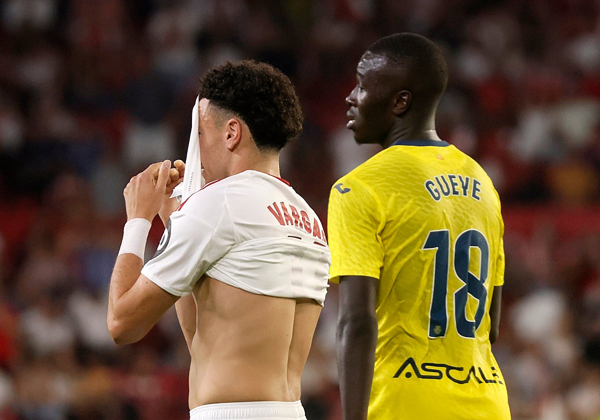 Rubén Vargas se tapa la cara con la camiseta delante de Pape Gueye