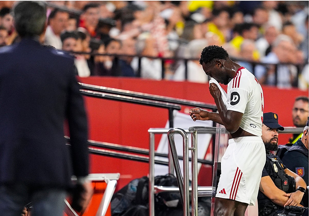 Nianzou, retirándose lesionado del Sevilla - Villarreal