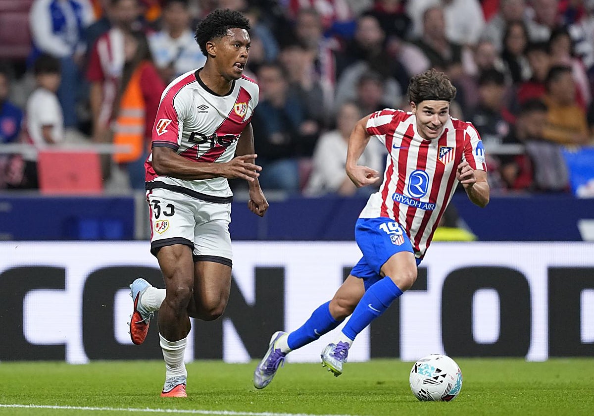 Julián Álvarez conduce el balón perseguido por Jozhua