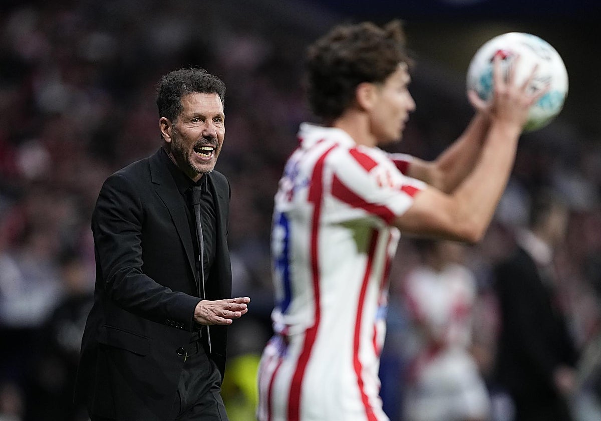 Simeone habla con Julián Álvarez durante el Atlético-Rayo