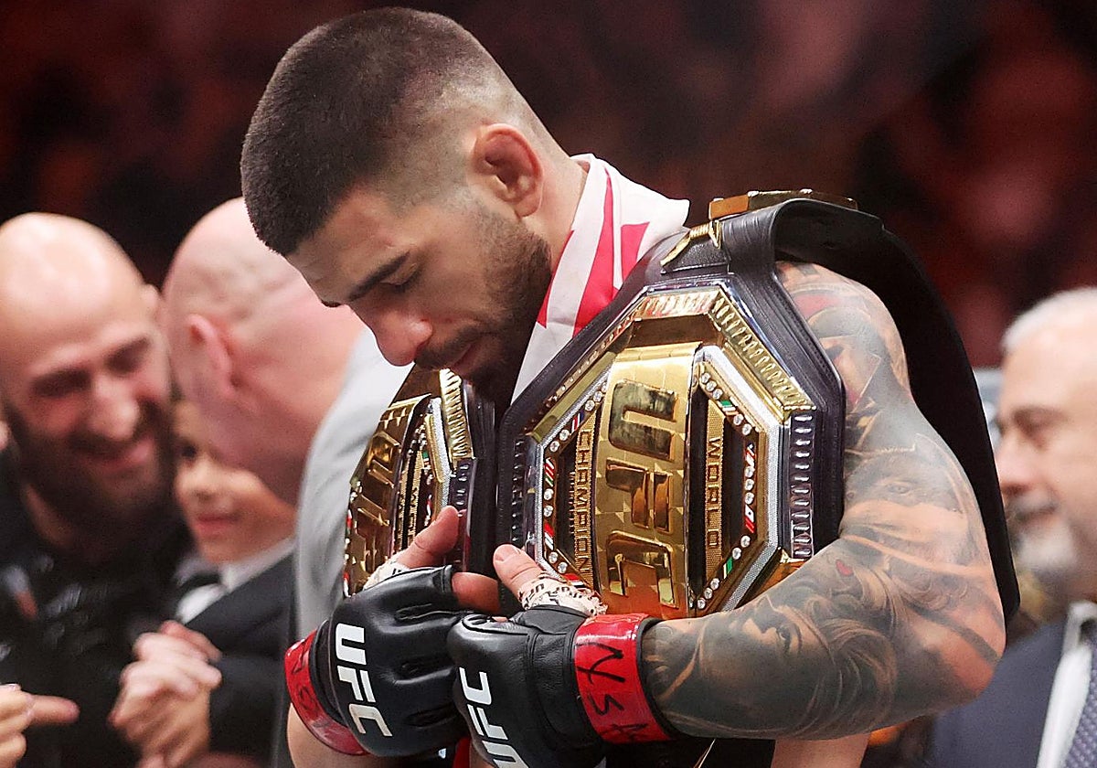 Ilia Topuria, con sus dos cinturones de la UFC