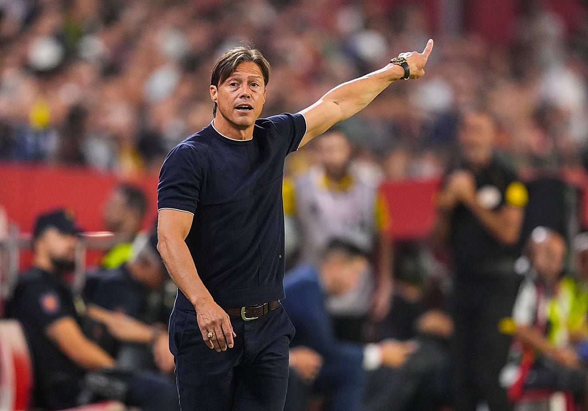 Matías Almeyda, entrenador del Sevilla, da instrucciones a sus hombres en el Sánchez-Pizjuán