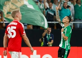 El beticismo celebra un gol de Antony 124 días después