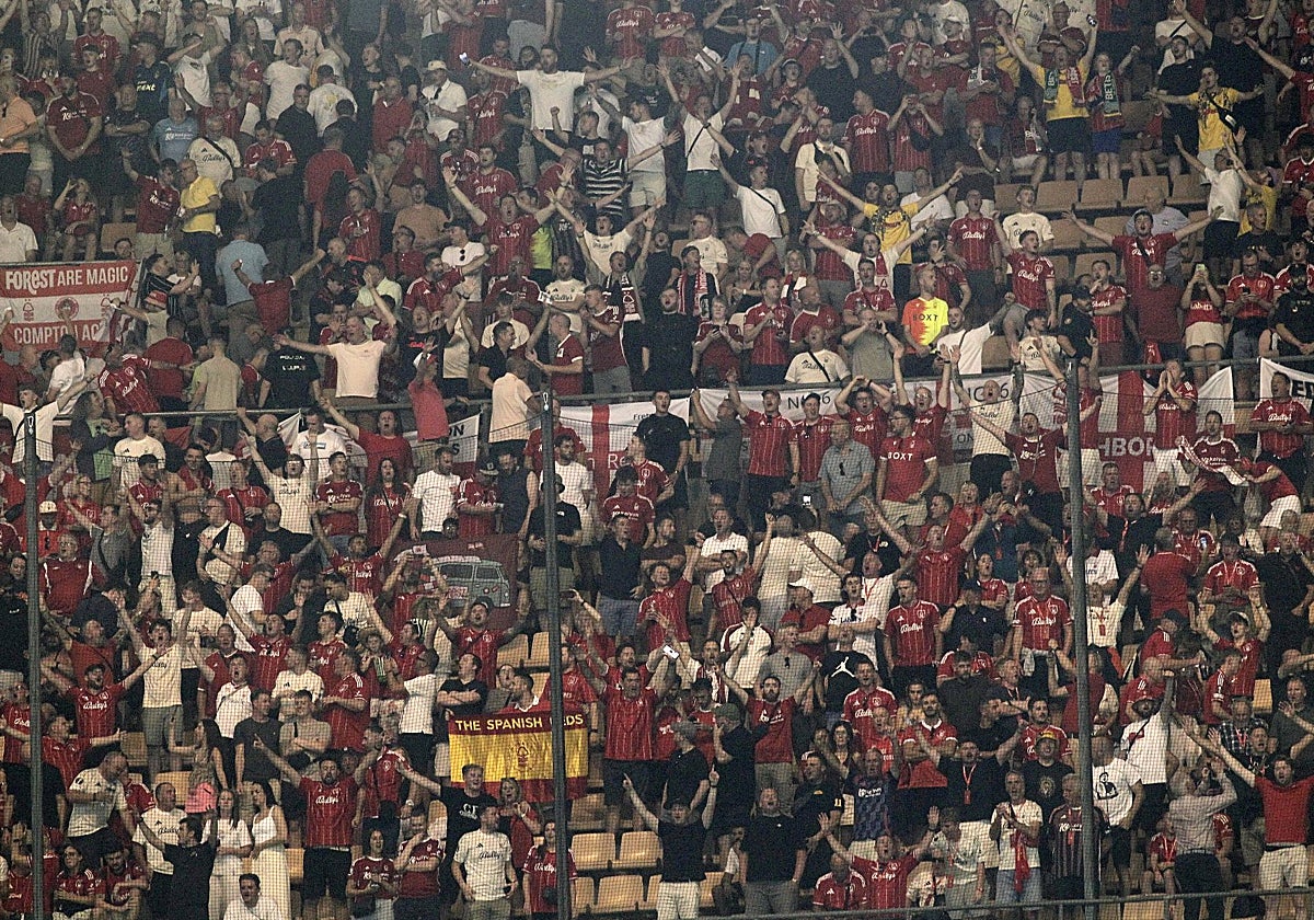La zona de hinchas ingleses con la red que colocó el Betis