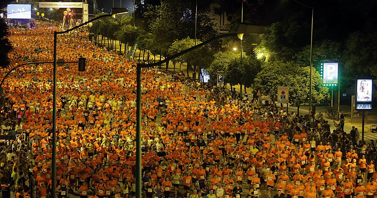 En puertas de la Carrera Nocturna de Sevilla más multitudinaria de la  historia