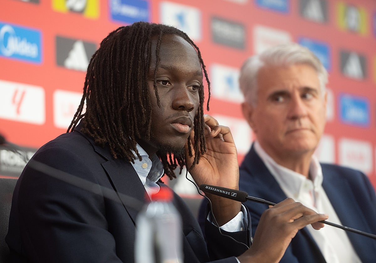Batista Mendy, en su presentación con el Sevilla FC, junto a Antonio Cordón