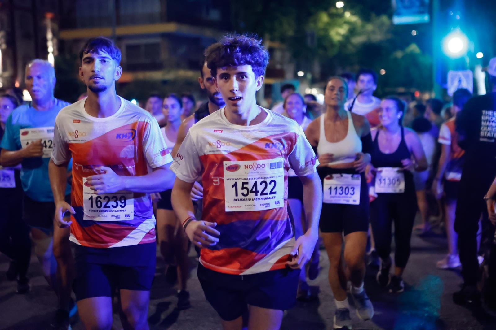 Búscate en la galería de imágenes de ABC de la Carrera Nocturna de Sevilla 2025