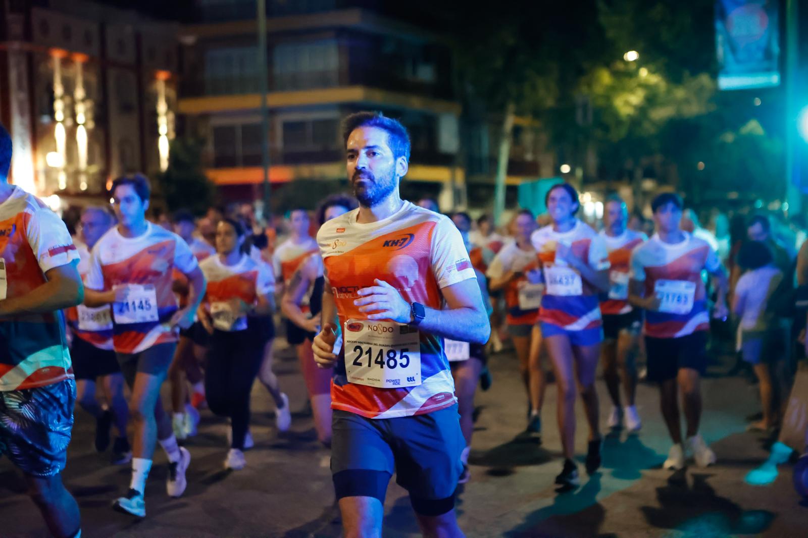 Búscate en la galería de imágenes de ABC de la Carrera Nocturna de Sevilla 2025