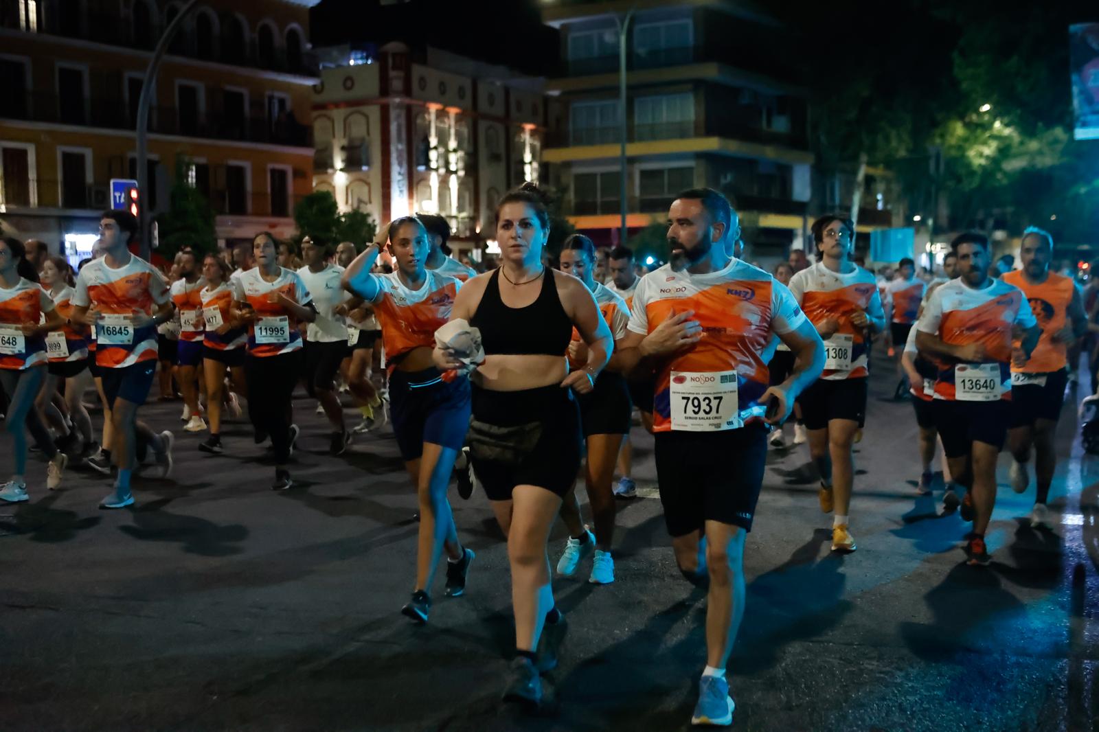 Búscate en la galería de imágenes de ABC de la Carrera Nocturna de Sevilla 2025