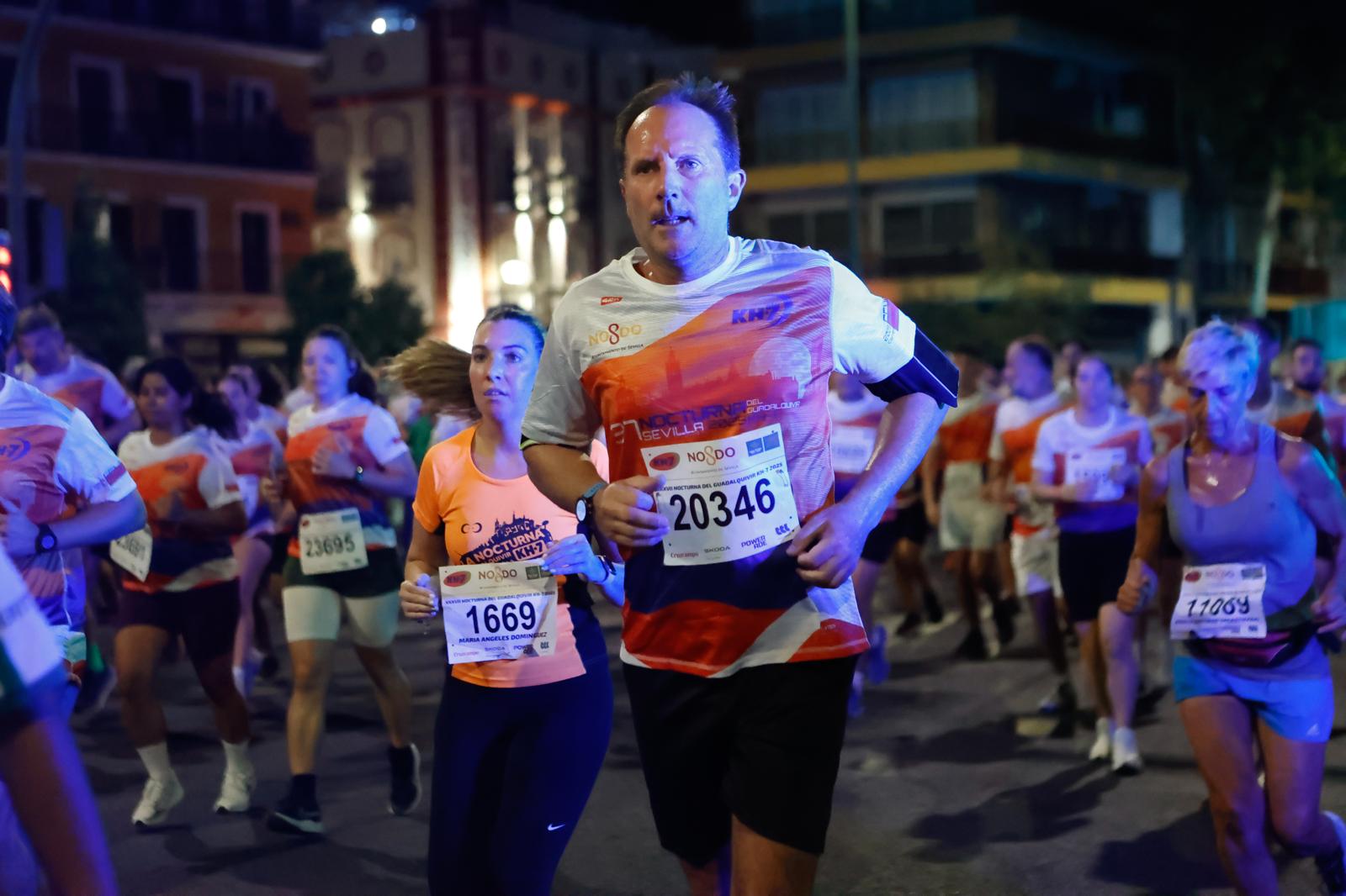 Búscate en la galería de imágenes de ABC de la Carrera Nocturna de Sevilla 2025