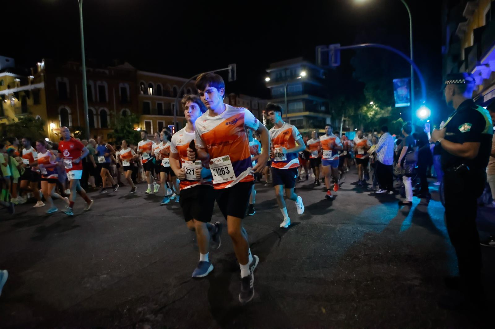 Búscate en la galería de imágenes de ABC de la Carrera Nocturna de Sevilla 2025