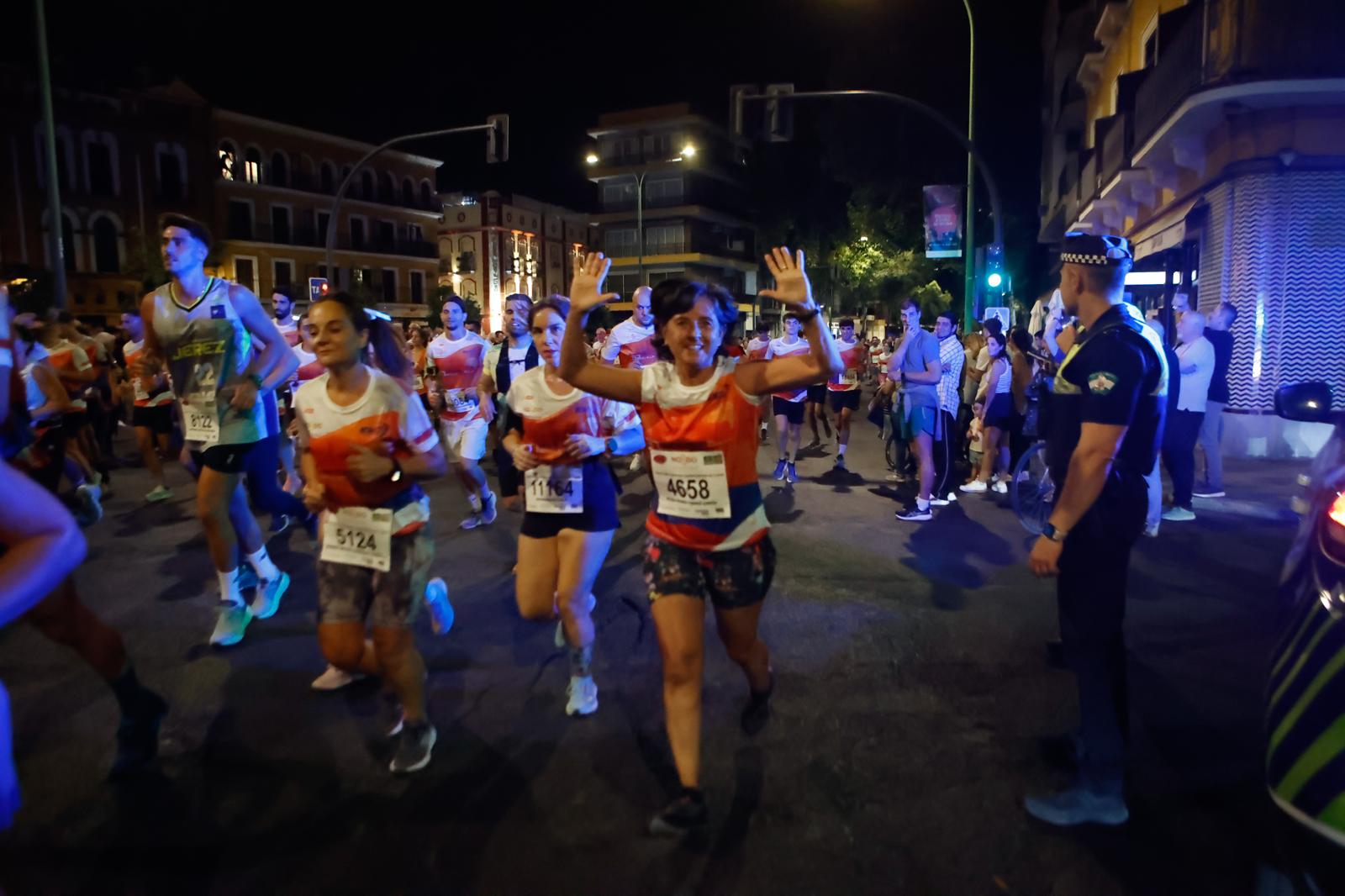 Búscate en la galería de imágenes de ABC de la Carrera Nocturna de Sevilla 2025