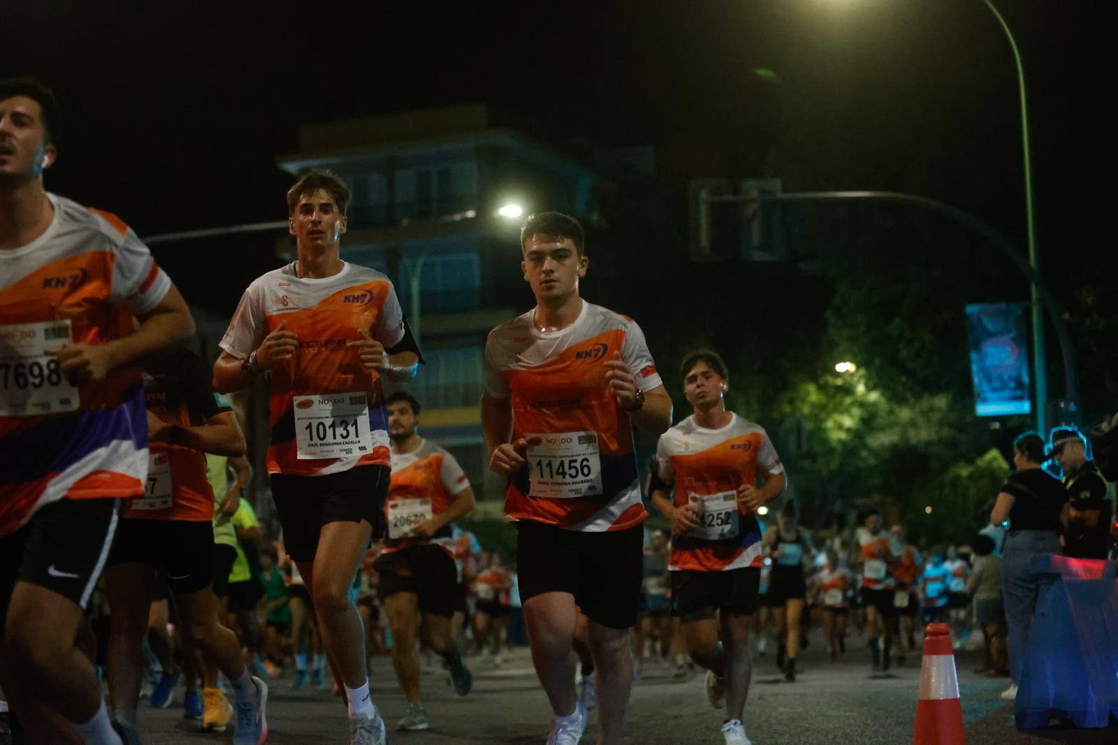 Búscate en la galería de imágenes de ABC de la Carrera Nocturna de Sevilla 2025