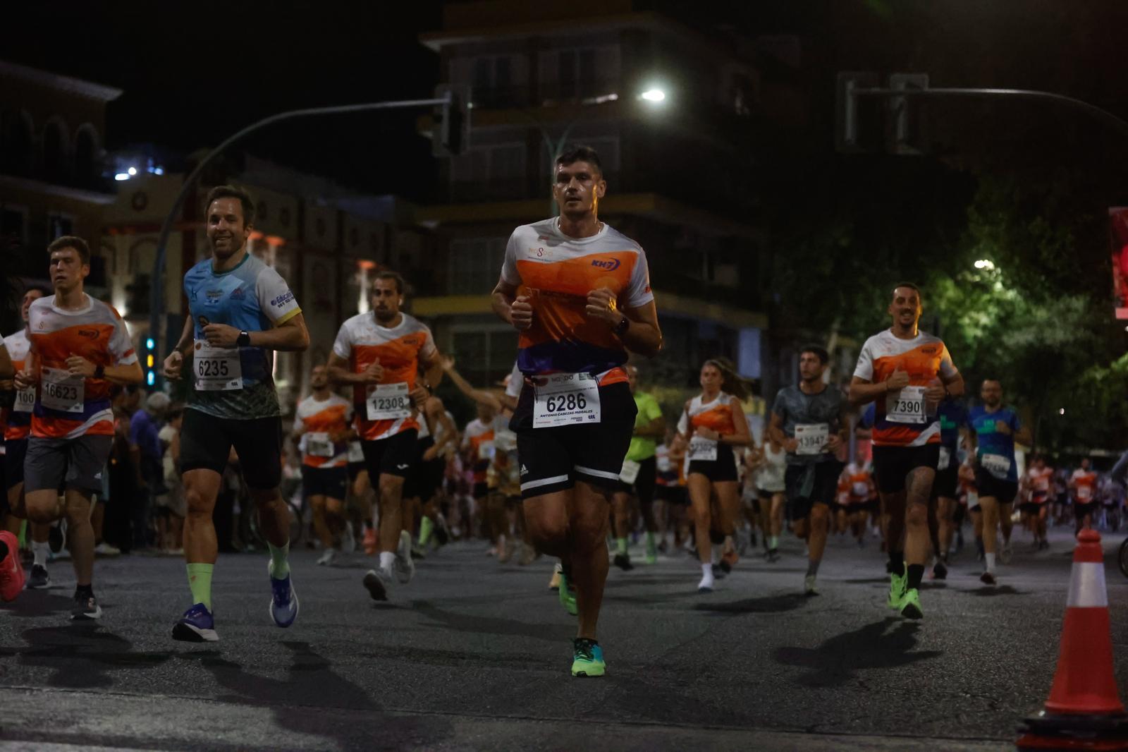 Búscate en la galería de imágenes de ABC de la Carrera Nocturna de Sevilla 2025