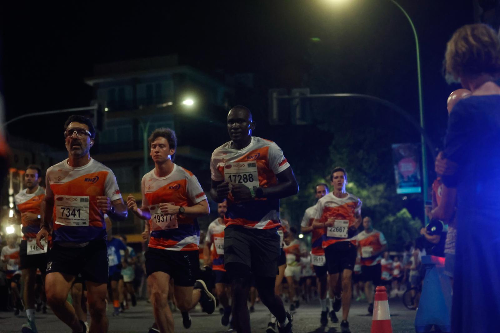 Búscate en la galería de imágenes de ABC de la Carrera Nocturna de Sevilla 2025