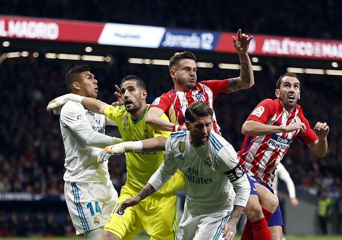 Derbi de 2017-18 en el actual Metropolitano, con Casemiro, Casilla, Saúl, Sergio Ramos y Godín, en plena pelea