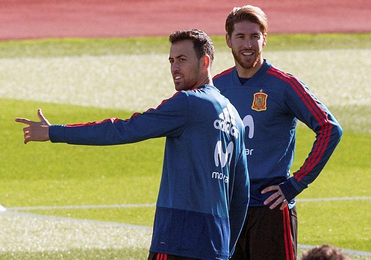 Sergio Busquets y Sergio Ramos, en un entrenamiento de la selección española