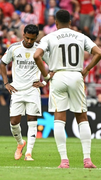 Rodrygo y Mbappé, cabizbajos en el Metropolitano