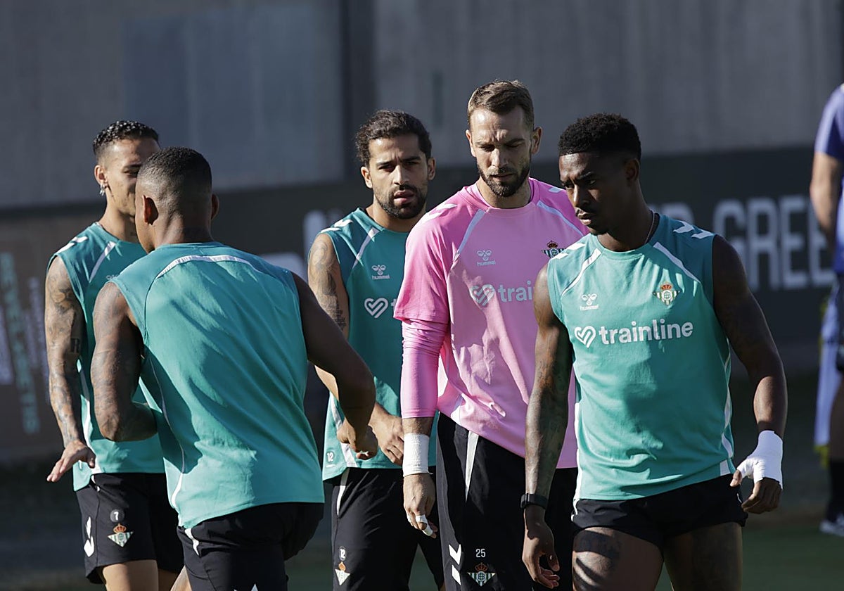 Junior Firpo, Pau López, Ricardo Rodríguez, Antony y Natan, durante un entrenamiento del Betis previo a la visita de Osasuna