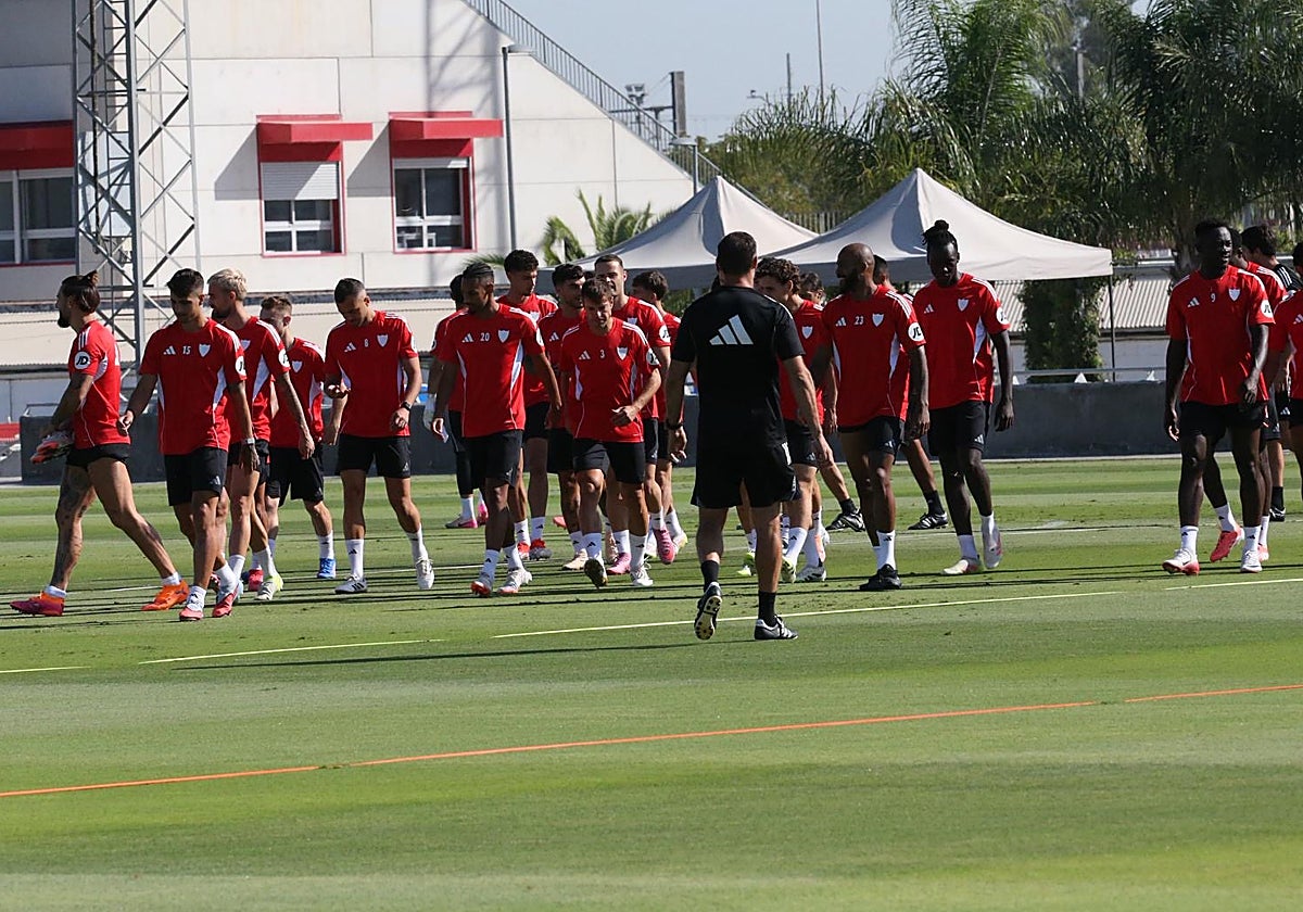 Los futbolistas del Sevilla,  en una sesión de trabajo de esta semana en la ciudad deportiva