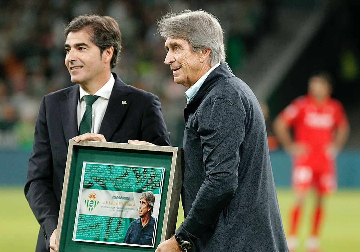 Ángel Haro entrega a Pellegrini el distintivo de entrenador con más partidos dirigidos al Betis