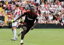 Vlachodimos sostiene y Akor Adams culmina el asalto a Vallecas (0-1)