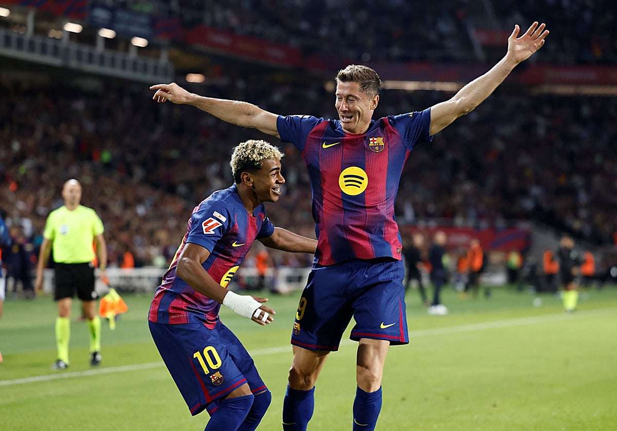 Lamine Yamal y Lewandowski celebran el 2-1 en Montjuic