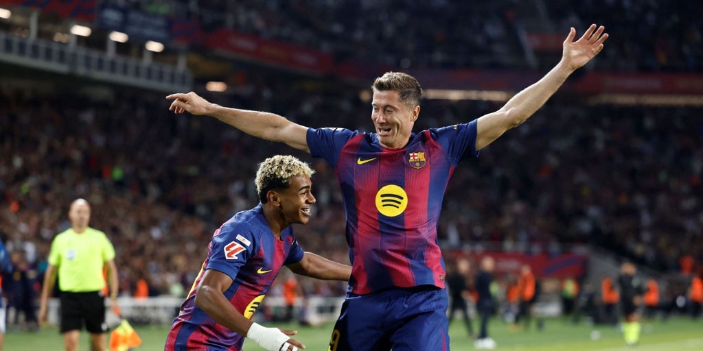 El Barça sufre, gana y es líder