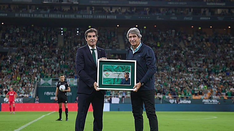 «Míster Betis» aguarda el futuro ganando