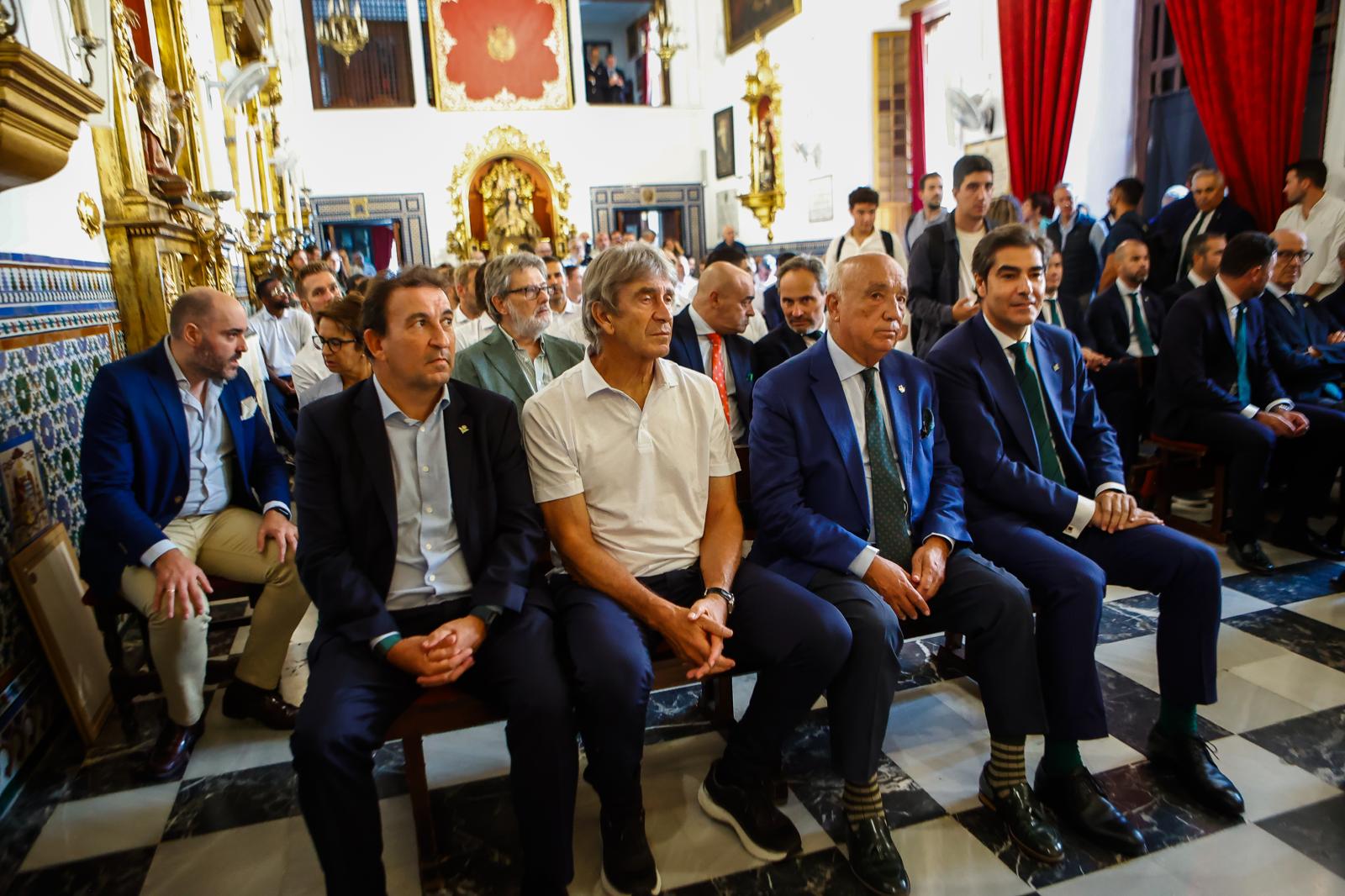 La plana mayor del Betis en la capilla del Museo