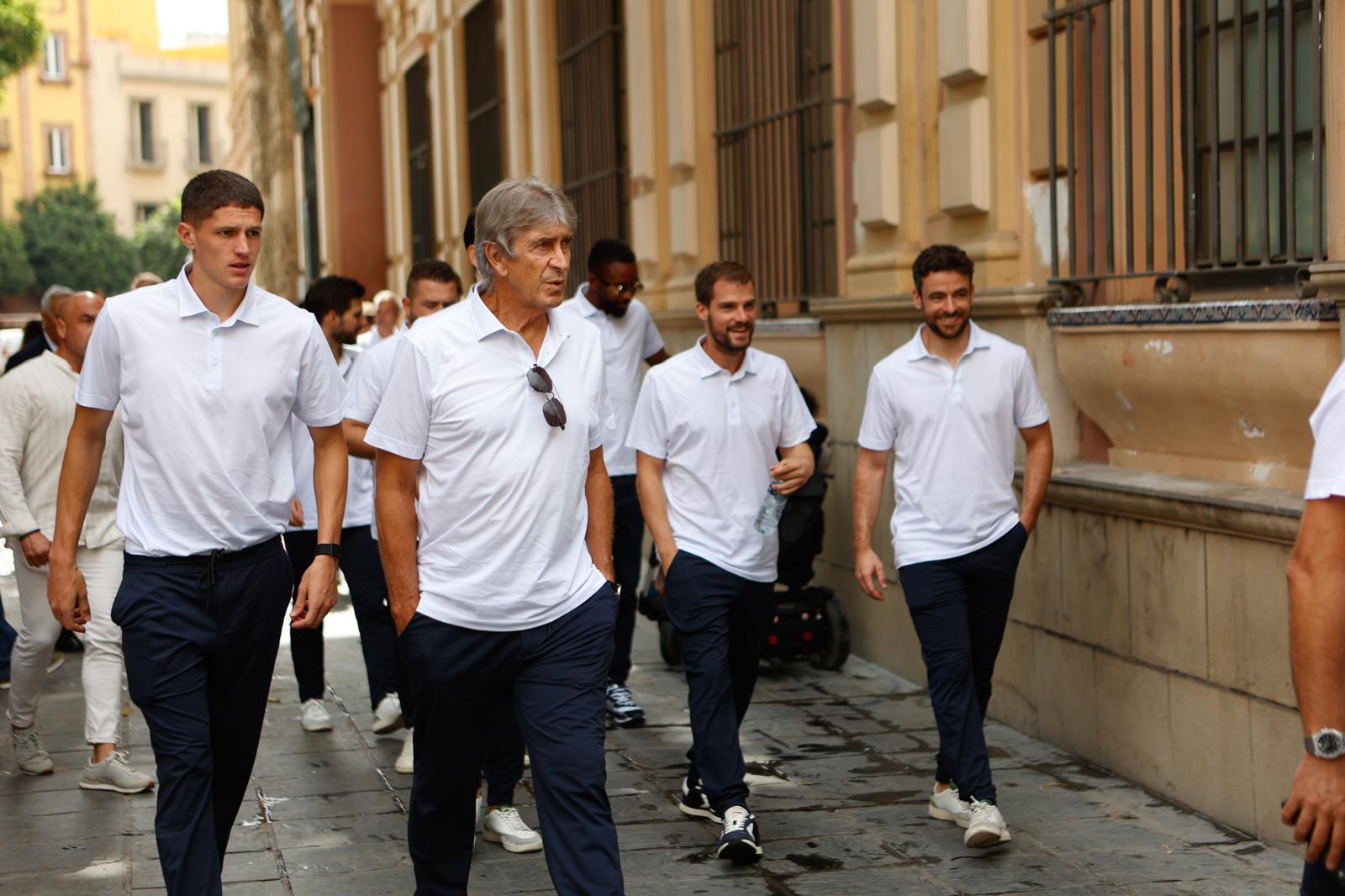 El entrenador del Betis, Manuel Pellegrini, en el lateral del Museo de Bellas Artes