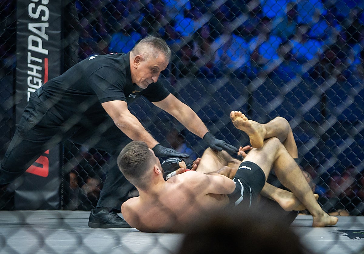 El árbitro detiene uno de los combates por una sumisión en WOW 22