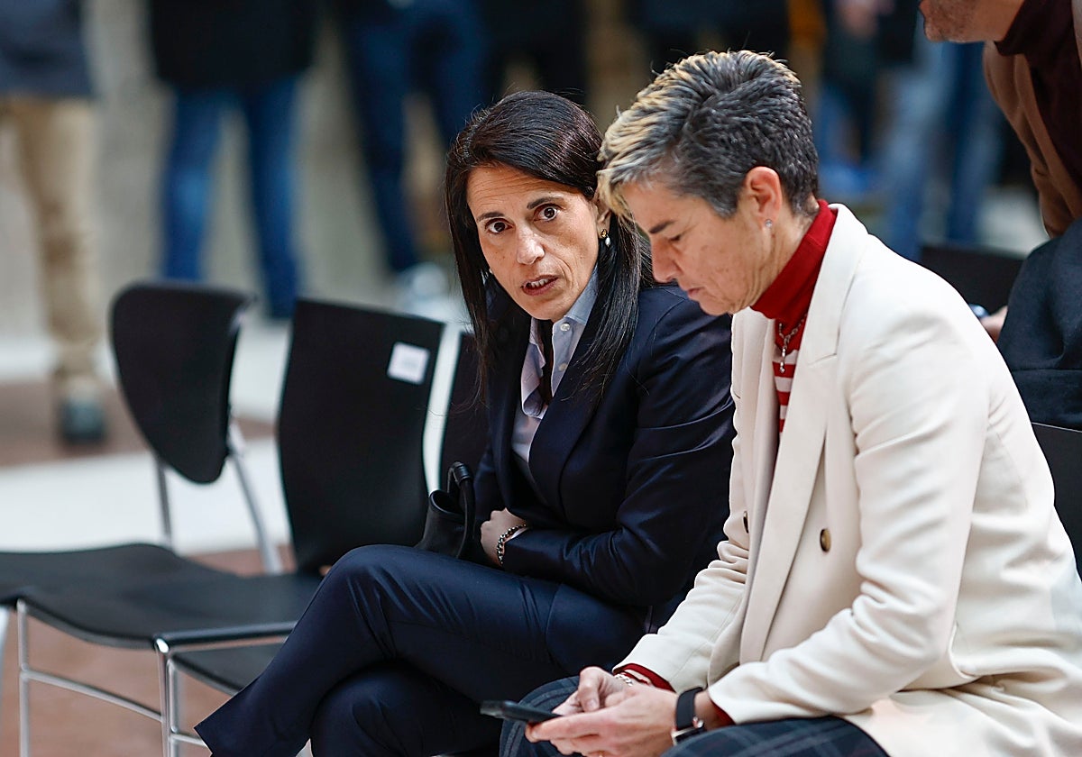 Ana Rossell, directora deportiva del Real Madrid femenino, y Lola Romero, directora general del Atlético féminas
