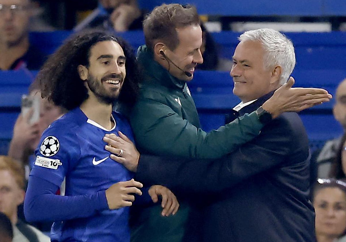 Mourinho bromea con el español Cucurella y el cuarto árbitro
