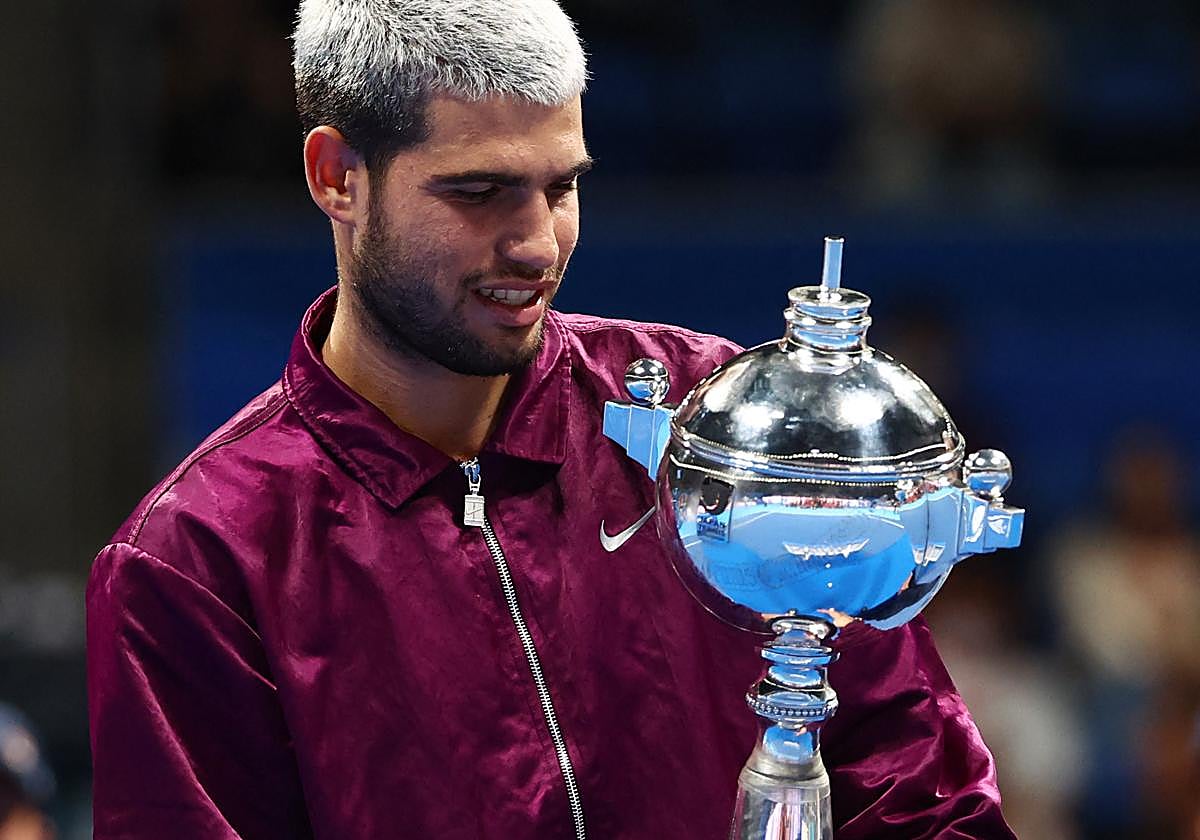 Carlos Alcaraz, con el trofeo del ATP 500 Tokio