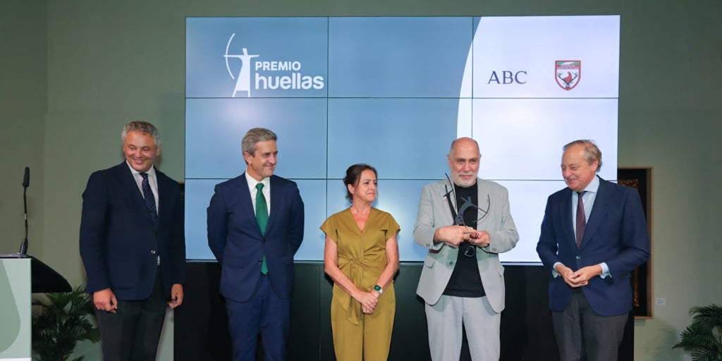 El escritor Guillermo Arriaga recibe el premio Huellas: «La caza es una cura de humildad»