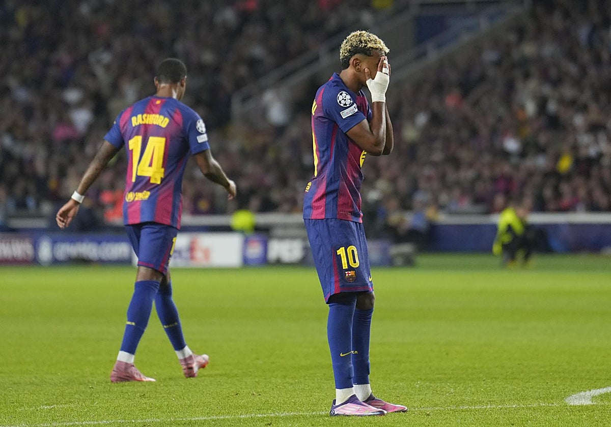 Lamine Yamal se lamenta durante el Barcelona-PSG