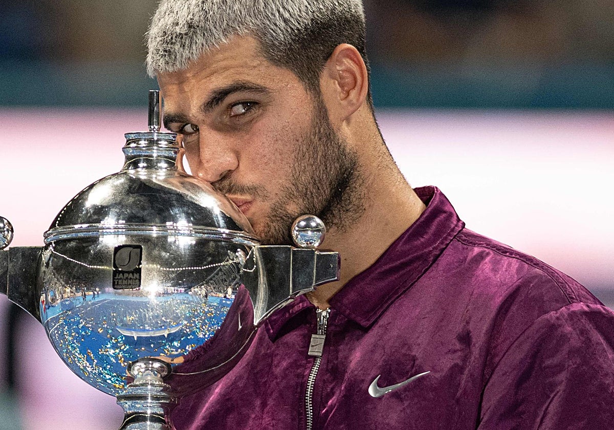 Carlos Alcaraz, con el trofeo del ATP 500 de Tokio