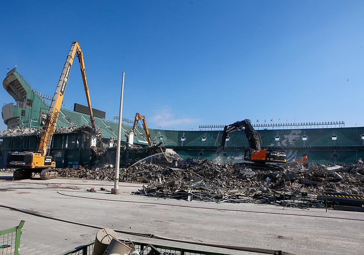 Imagen exterior de los trabajos de demolición de la Preferencia del Benito Villamarín