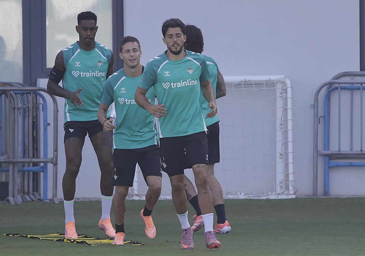 Fornals, Riquelme y Junior, durante una sesión de entrenamiento previa al Ludogorets - Betis de la Europa League