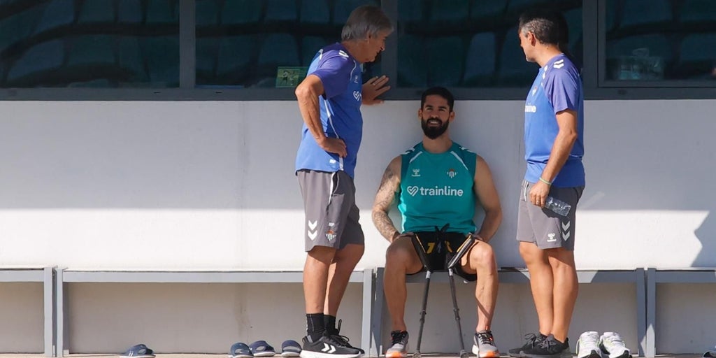 Isco, ya sin la férula de protección, sigue el entrenamiento del Betis en la ciudad deportiva