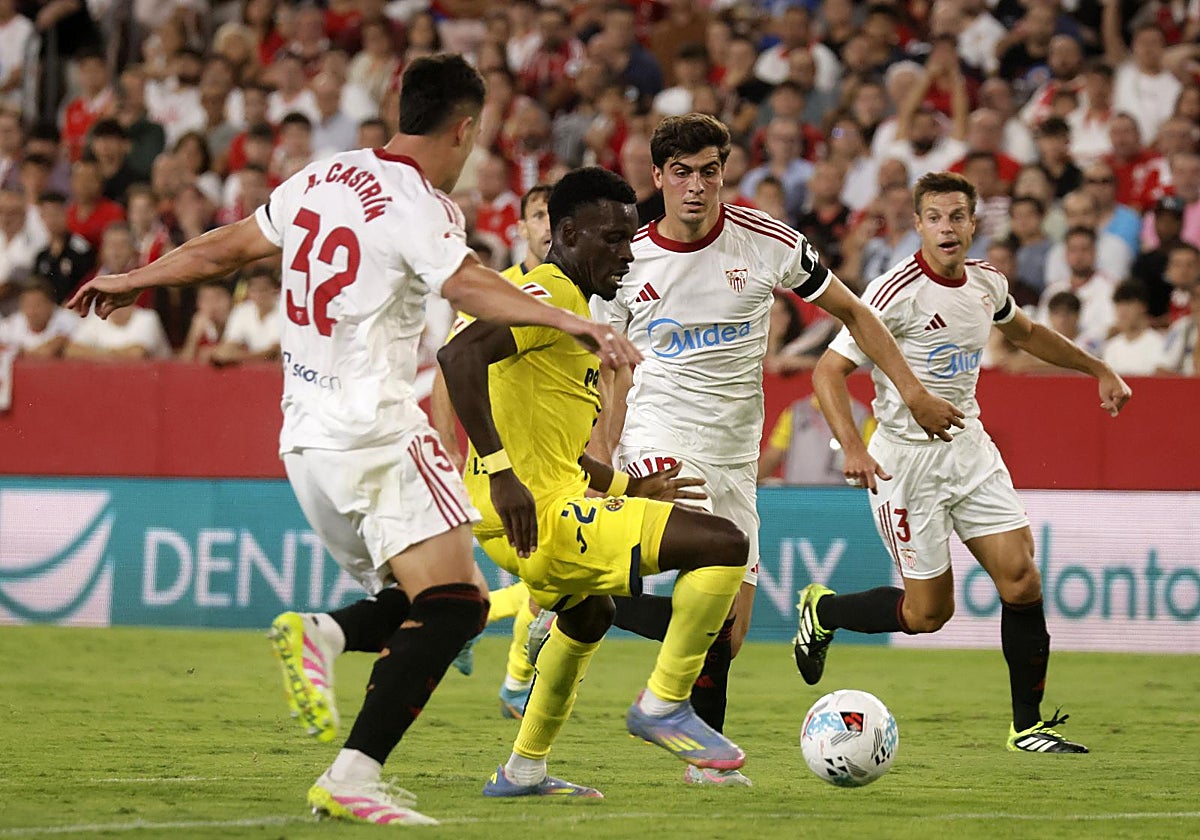 Juanlu, Castrín y Azpilicueta, durante el Sevilla - Villarreal de este curso