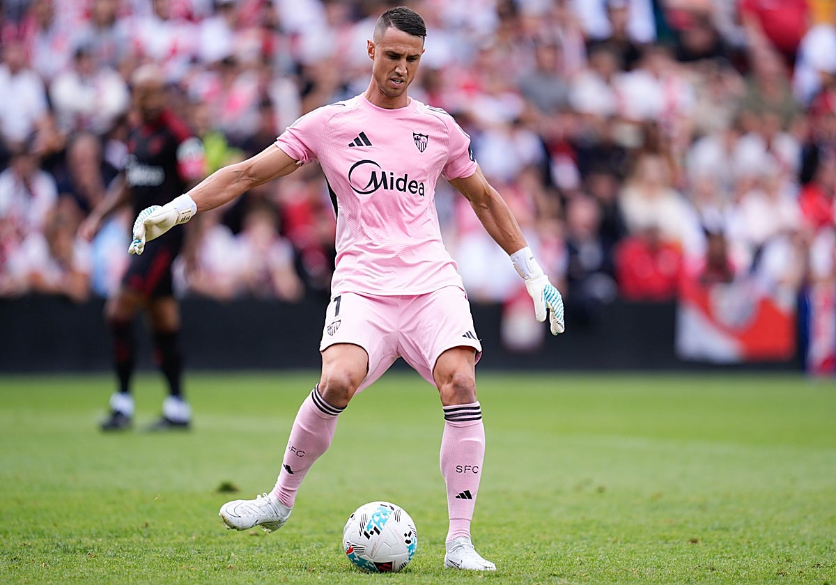 Vlachodimos golpea el balón en el partido ante el Rayo