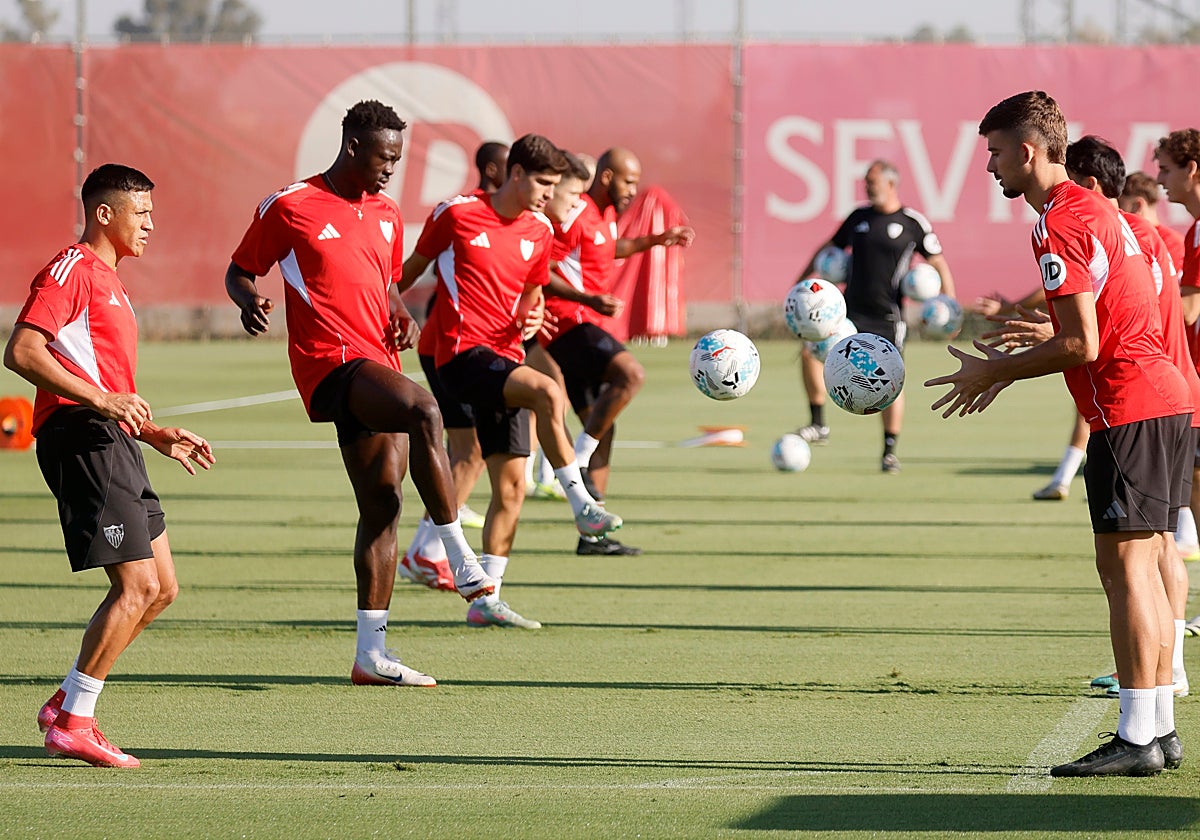 Kike Salas y Alexis Sánchez en un entrenamiento del Sevilla FC