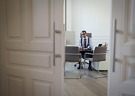 Imagen secundaria 1 - Álvaro Martín posa durante su entrevista con ABC en el despacho del bufete Cazorla, donde ejerce como becario en derecho mercantil