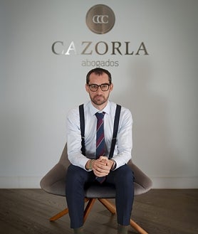 Imagen secundaria 2 - Álvaro Martín posa durante su entrevista con ABC en el despacho del bufete Cazorla, donde ejerce como becario en derecho mercantil