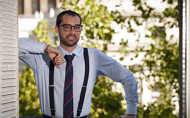 Imagen principal - Álvaro Martín posa durante su entrevista con ABC en el despacho del bufete Cazorla, donde ejerce como becario en derecho mercantil