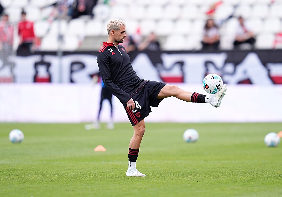 Adnan Januzaj, en el calentamiento del Sevilla en Vallecas