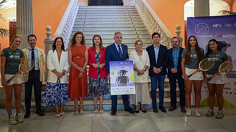 Recepción en el Ayuntamiento de Sevilla con motivo de la presentación de la Copa Nadia