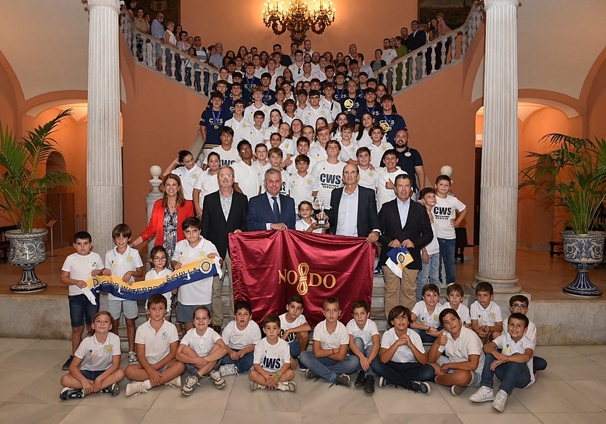 Foto de familia de la recepción del Ayuntamiento de Sevilla al Club Waterpolo Sevilla